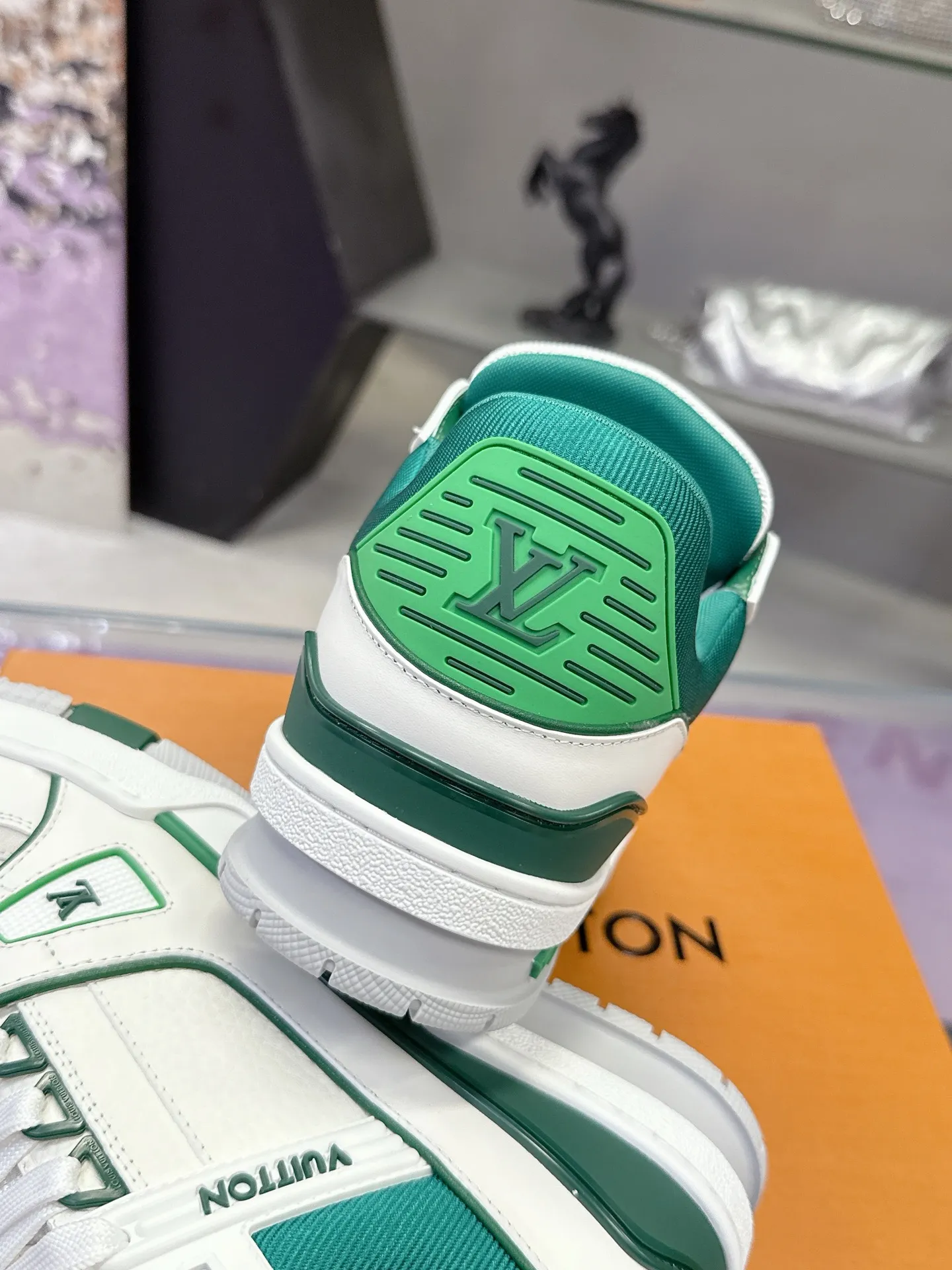 Factory price: 760💰 (latest color) This LV Trainer sneaker is made of grained cow leather, and uses vibrant colors to pay tribute to Virgil Abloh’s original classic inspired by retro basketball shoes. The upper is embellished with rubber LV letters and Vuitton logo, and the outsole is decorated with Monogram flowers. Exquisite packaging at the delivery counter🛍📦 ▪️Fabrics: Original customized first-layer cowhide ▪️Inner lining: Original customized breathable mesh lining ▪️Outsole: Original molded two-color TPU combination outsole ▪️Sole thickness: 3CM ▪️Size: Women's 35-40 Men's 38-46